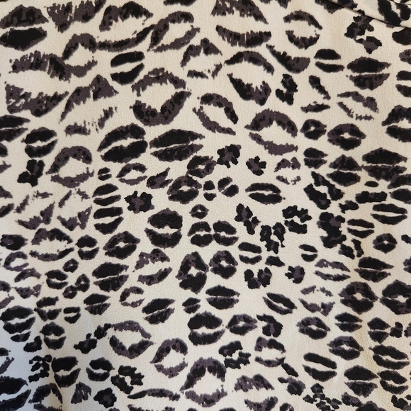 EUC JOIE WOMEN'S RANCHER LIP LEOPARD PRINT 100% SILK BLOUSE SIZE SMALL - Picture 7 of 9